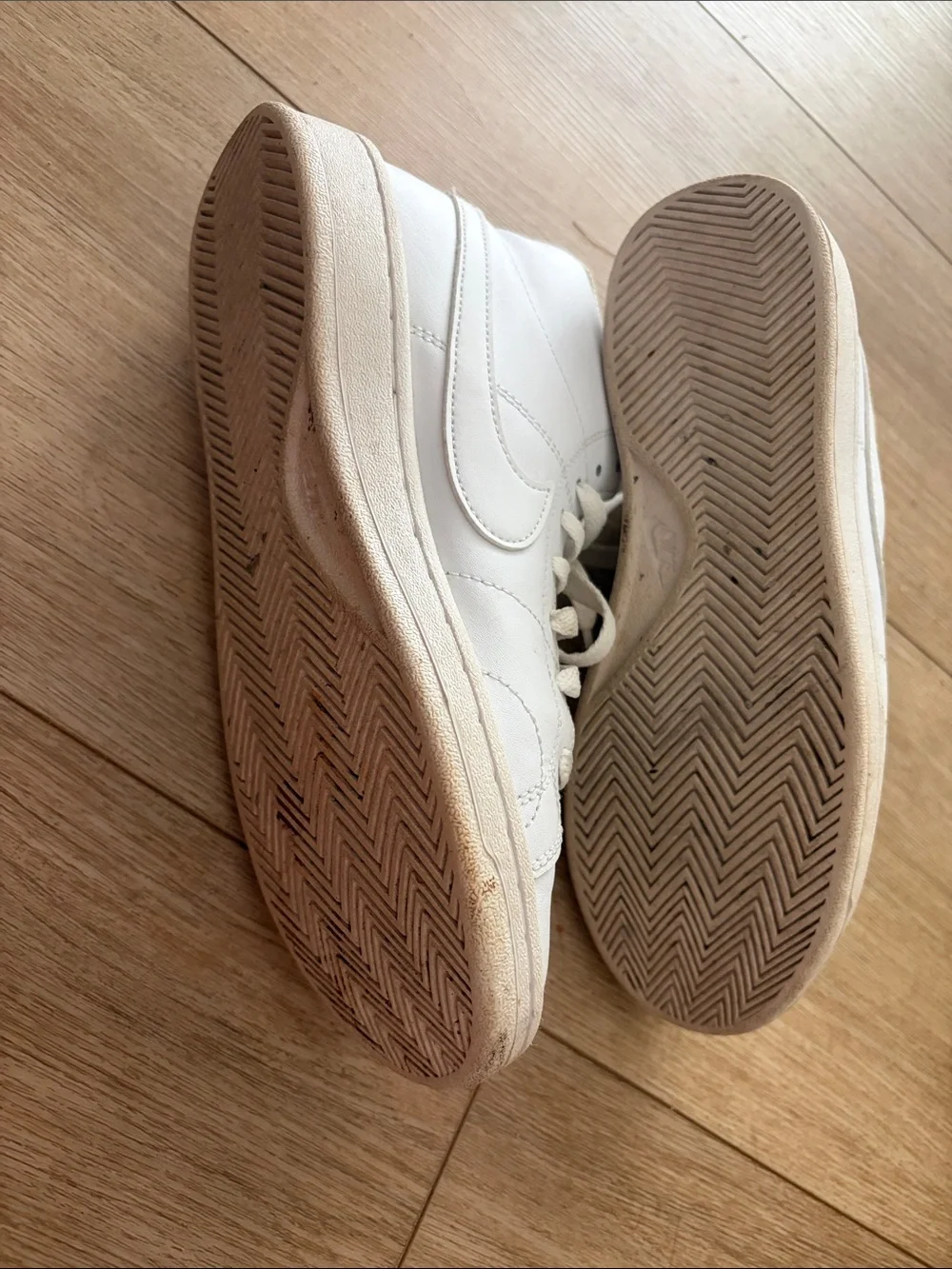 Women's White High-Top Nike Sneakers with Subtle Logo